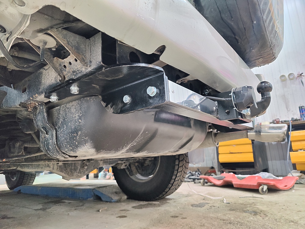 Фаркоп для TOYOTA LAND CRUISER PRADO 90/95 1996-2002 C НЕРЖ. ПЛАСТИНОЙ